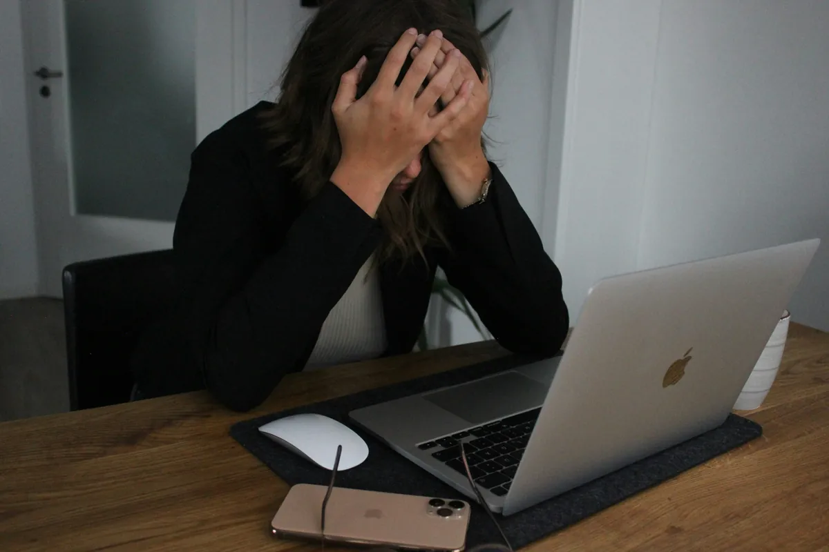 Burnout em foco: o guia do líder para identificar e mitigar os 5 principais sinais