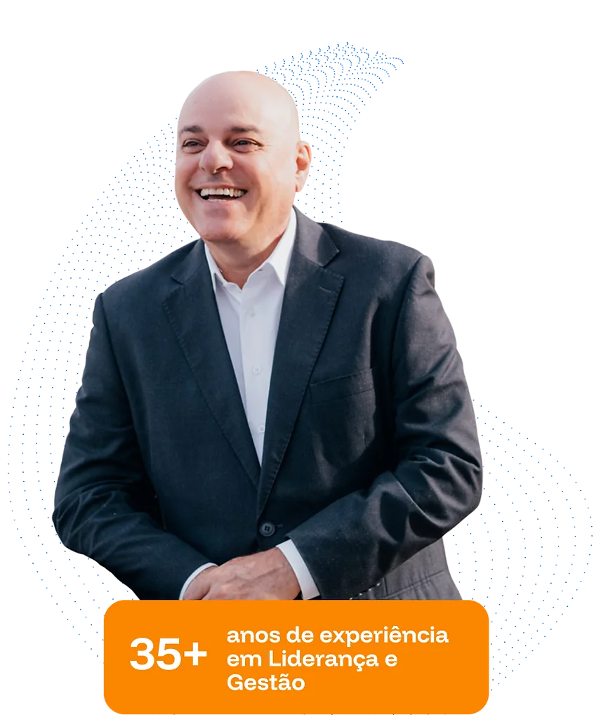 Varnei Campos, fundador da Campos Consult, sorrindo, de terno escuro. Selo: 35+ anos de experiência em liderança e gestão.